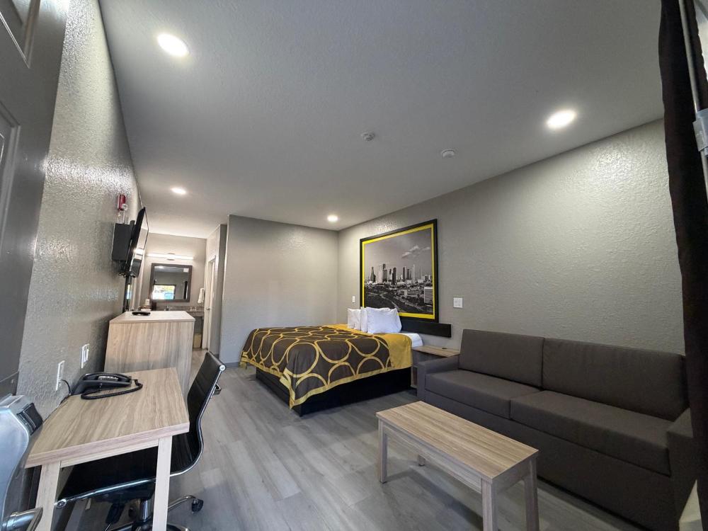 King Room - Non-Smoking interior